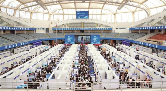 上海交通大學閔行校區(qū)“2026屆上海高校畢業(yè)生秋季校園招聘會暨長三角聯(lián)合招聘會”現(xiàn)場。新華社發(fā)